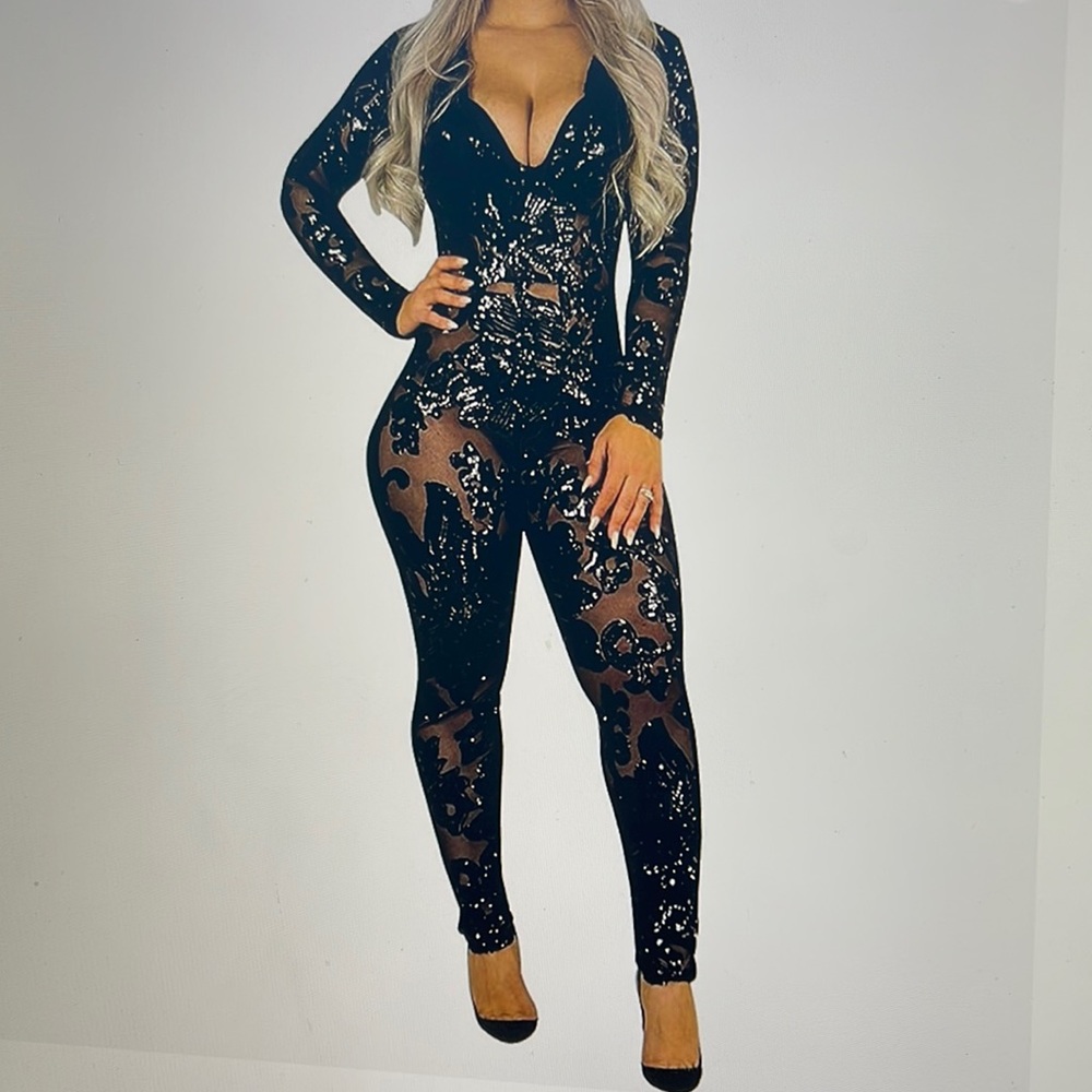 Sequin jumpsuit w/ keyhole back ✨